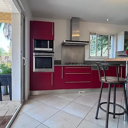 Villa Dans Un écrin De Verdure Proche Des Plages *
