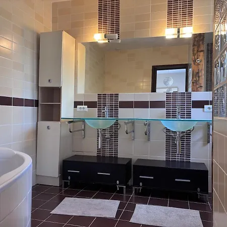Villa Dans Un écrin De Verdure Proche Des Plages *