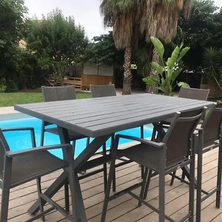 Dans Un écrin De Verdure Proche Des Plages